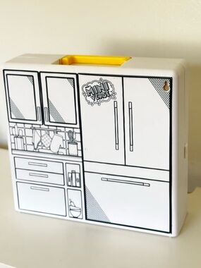 MGA mini verse “all you can eat” case and some pieces * mini food kitchen